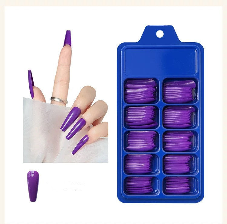 Kunstnägel mit langem French Tip Design Brehn