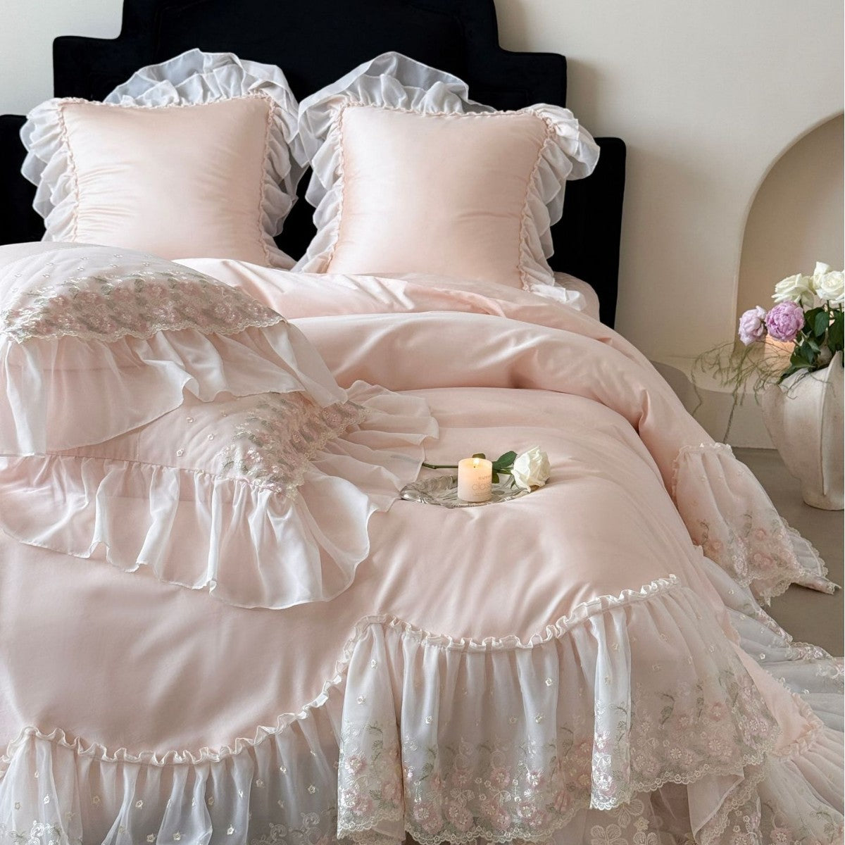 Luxuriöses romantisches Bettwäsche-Set mit Spitzenvolants und besticktem Baumwollsatin