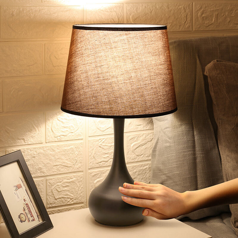 Moderne stilvolle dekorative Tischlampe