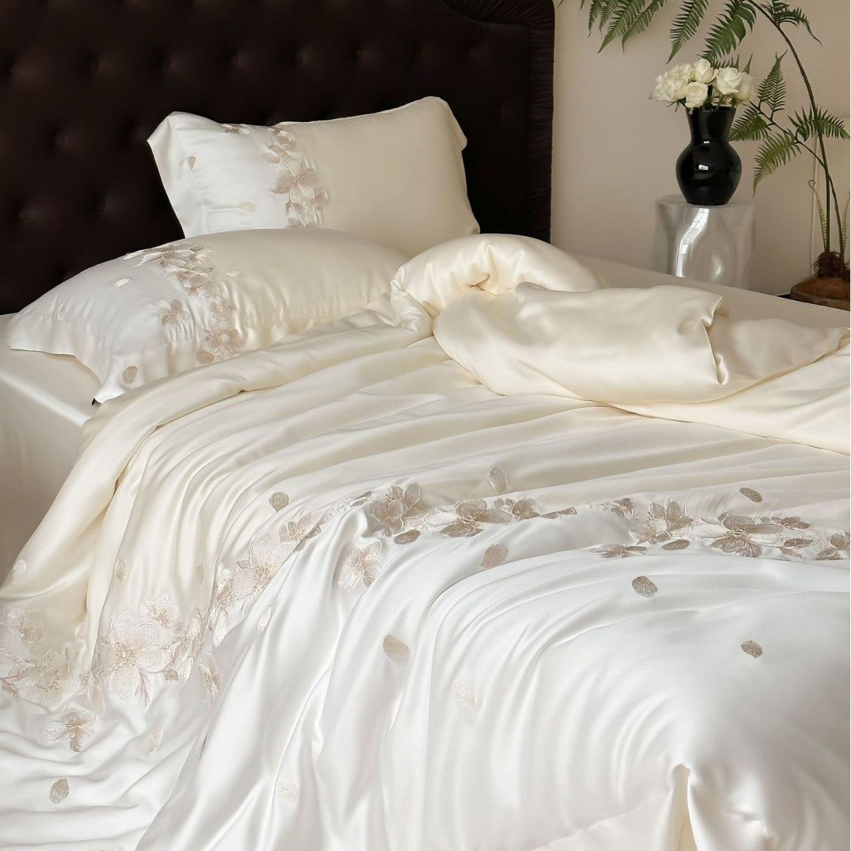 Luxuriöse Satin-Bettwäschegarnitur mit floraler Stickbordüre und seidig glänzender Oberfläche