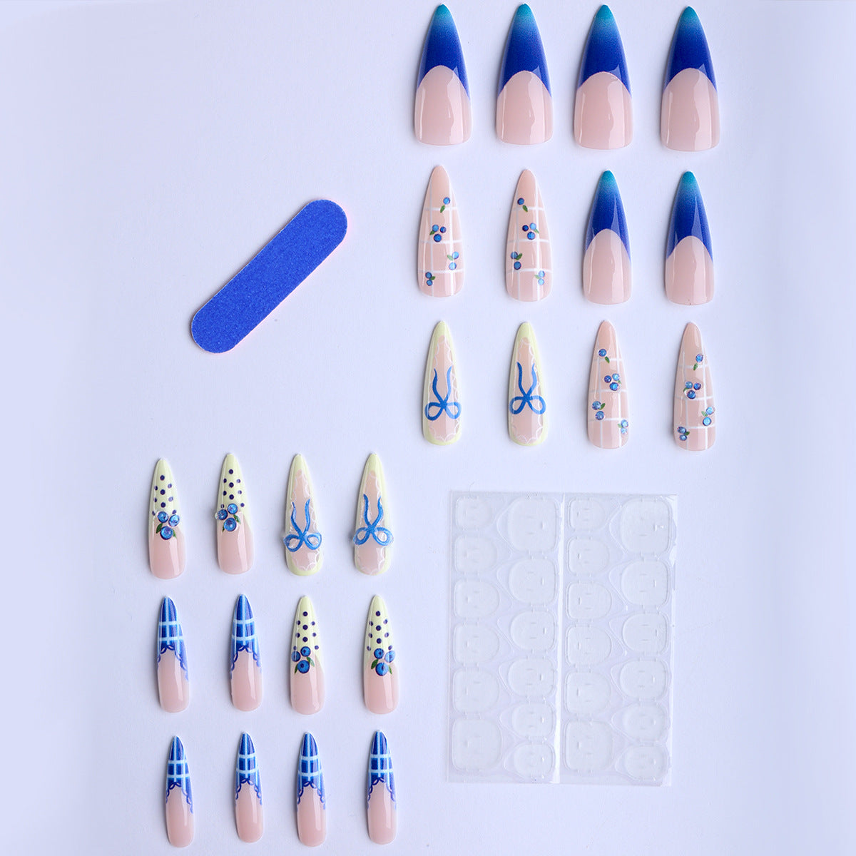 Kunstfingernägel mit Verspieltem Design und Eleganten Akzenten Brehn