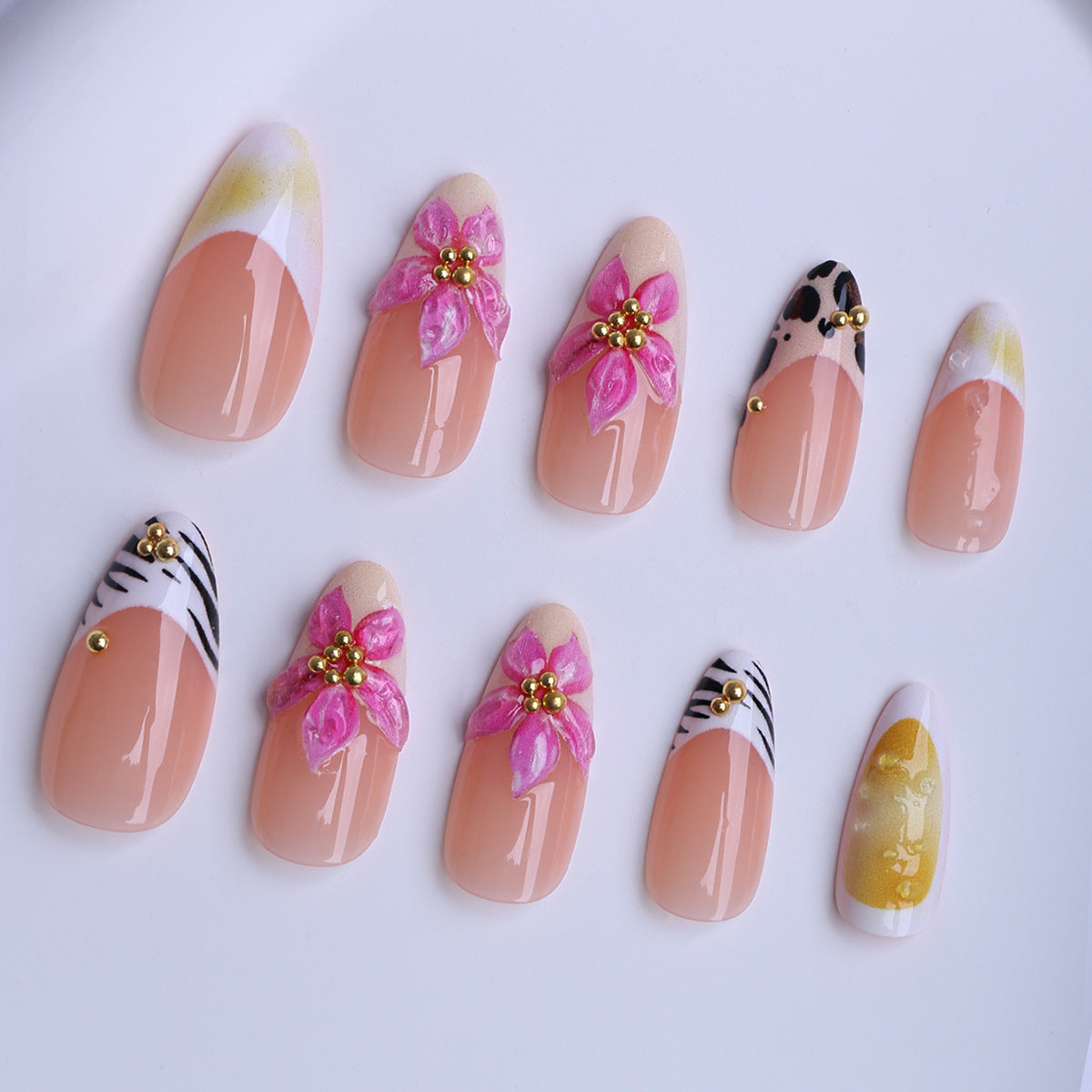 Kunstvolle Fingernägel mit Blumigen und Tierischen Designs Brehn