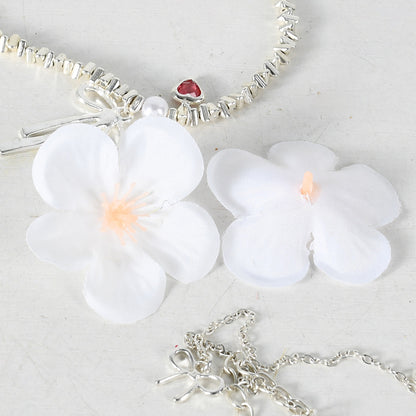 Blumenverziertes Haaraccessoire