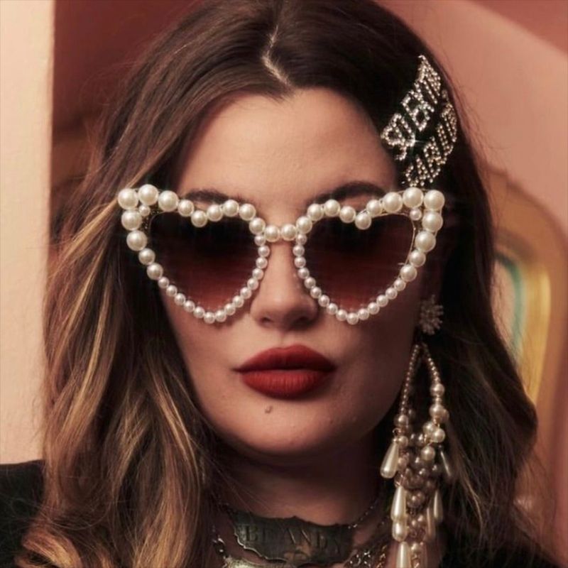 Damen Herzförmige Sonnenbrille mit perlverziertem Rahmen Brehn
