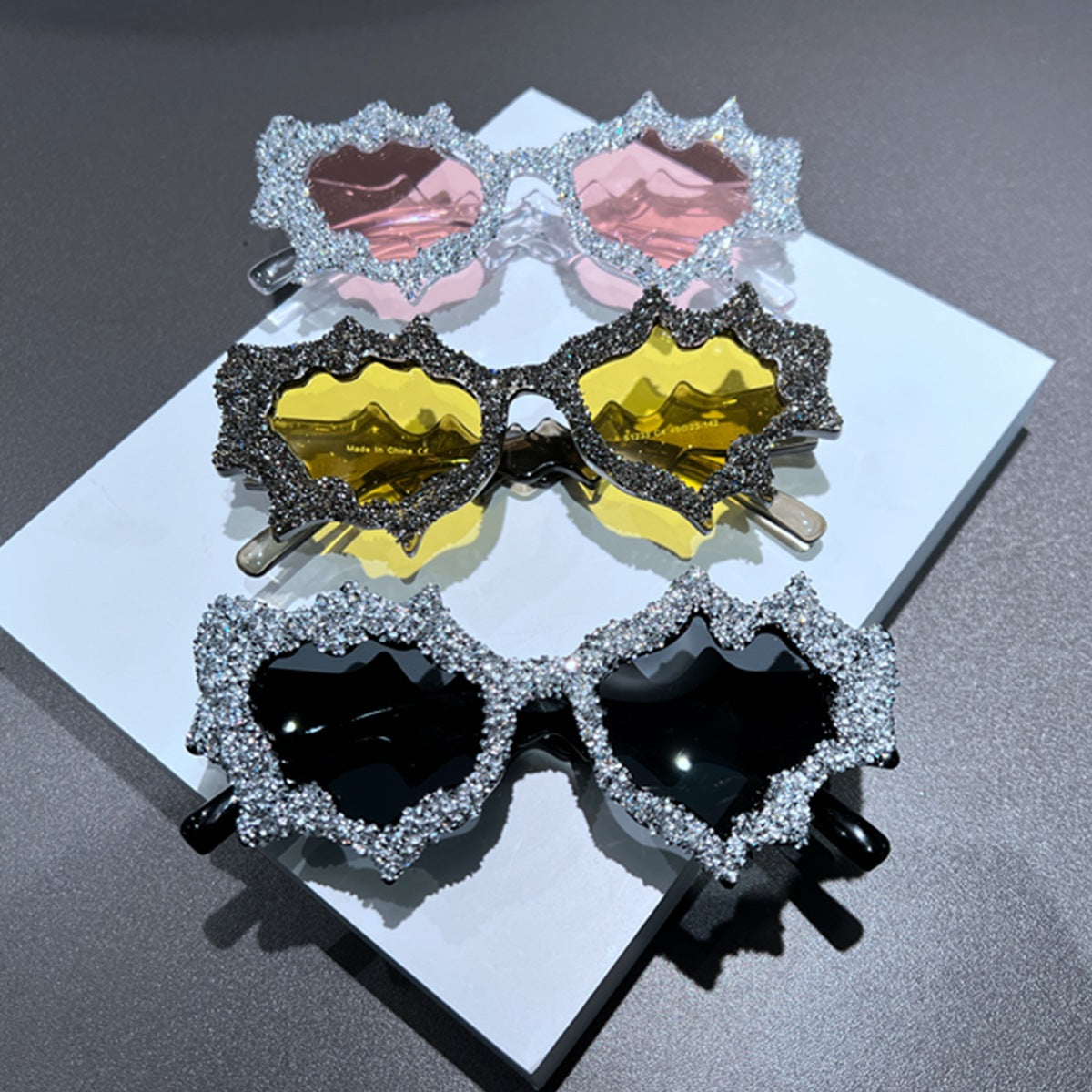 Damen kreative Sonnenbrille im extravaganten Design mit Glitzerverzierungen Brehn