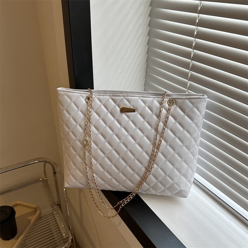 Gepolsterte Handtasche mit Kettenhenkel