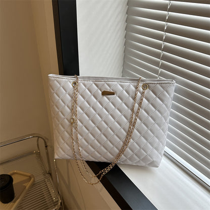 Gepolsterte Handtasche mit Kettenhenkel