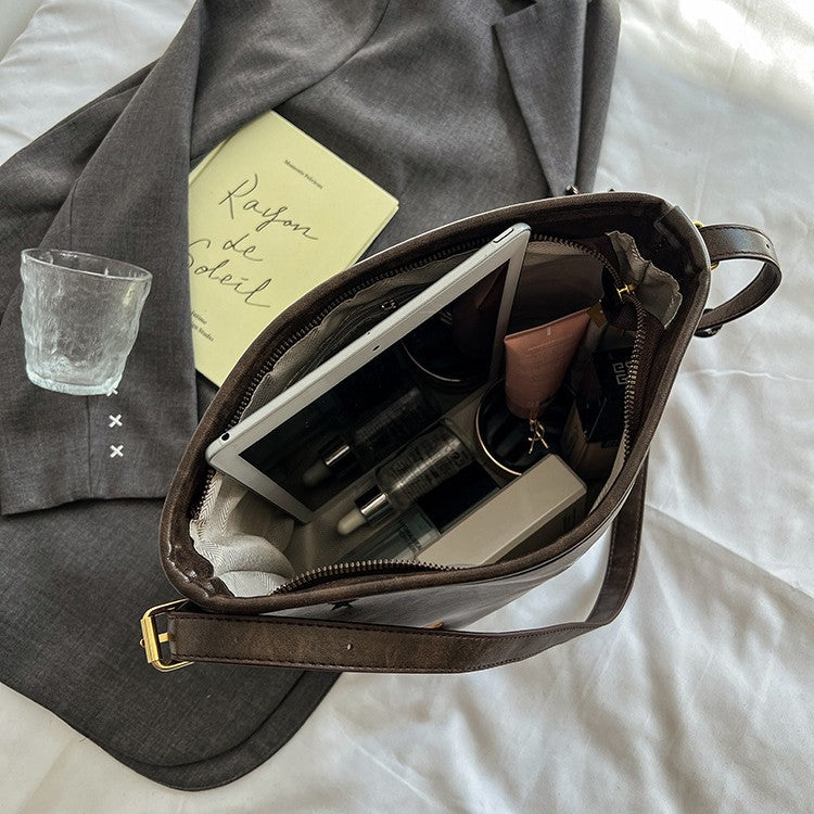 Schultertasche mit Charmanten Applikationen Brehn