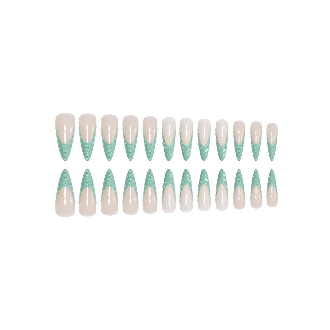 Künstlerisches Stiletto Press-On Nageldesign mit 3D Muschelakzenten Brehn