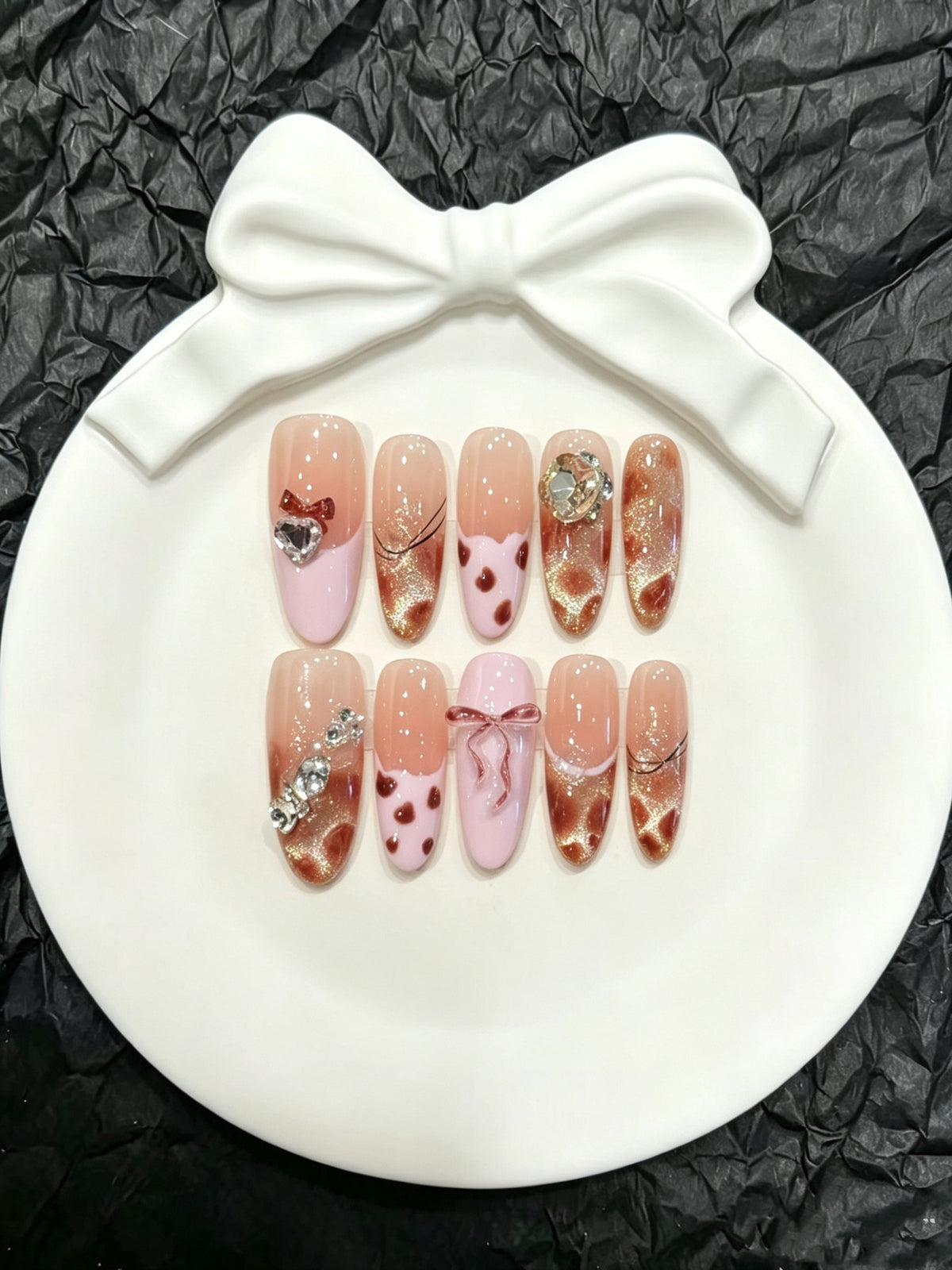 Künstlerisches Gel Press-On Nagelkunstset mit Glitzer und dekorativen Akzenten