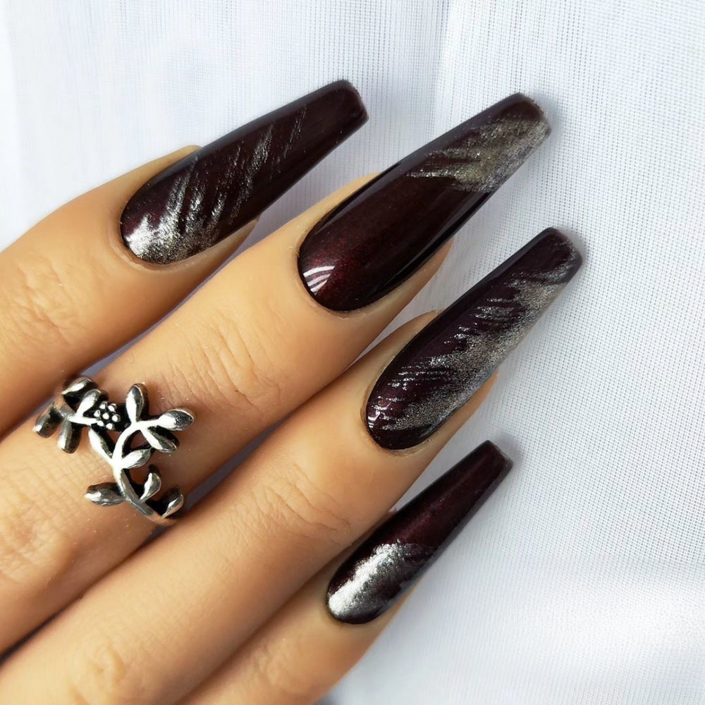 Kunstnägel mit glamourösem Silberdesign Brehn