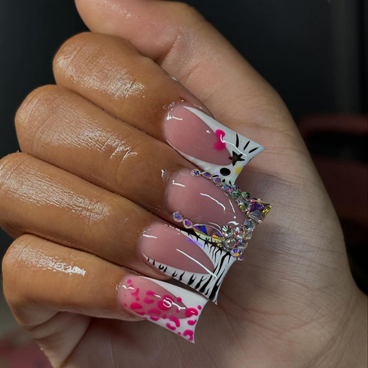 Kunstvolle Nagelkunst mit Tiermotiv und Strassverzierungen Brehn
