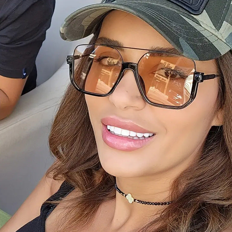 Damen quadratische Sonnenbrille mit transparentem Rahmen und grün getönten Gläsern Brehn