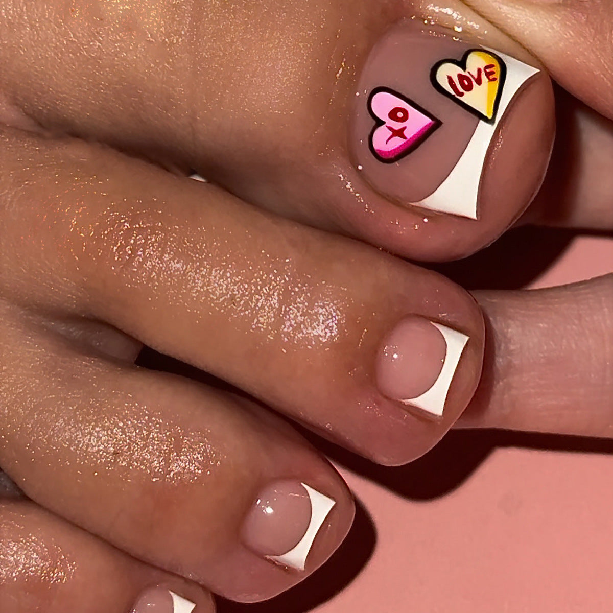 Kunstvolle Nagelkunst mit Herzmotiven Brehn