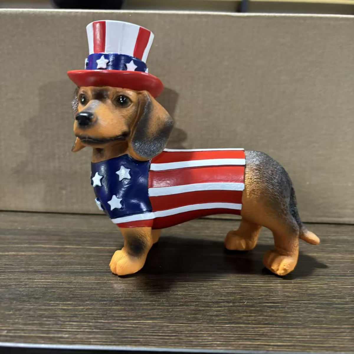 Dekorative Dackel-Figur im patriotischen Design Brehn