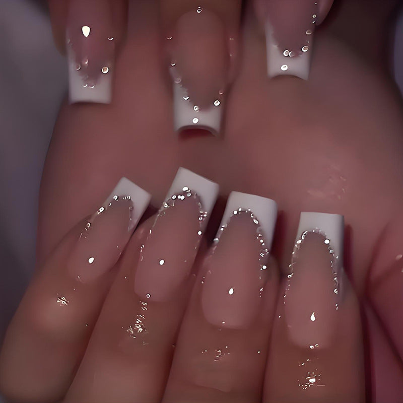 Kunstnagelset mit elegantem French-Tipp und Glitzerakzenten Brehn