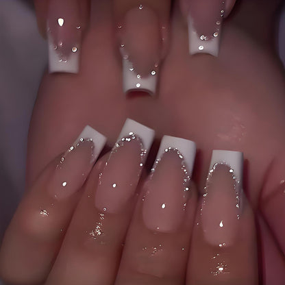 Kunstnagelset mit elegantem French-Tipp und Glitzerakzenten Brehn