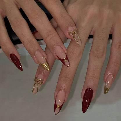 Kunstnagelset mit glamourösen Goldakzenten und eleganten Spitzen Brehn