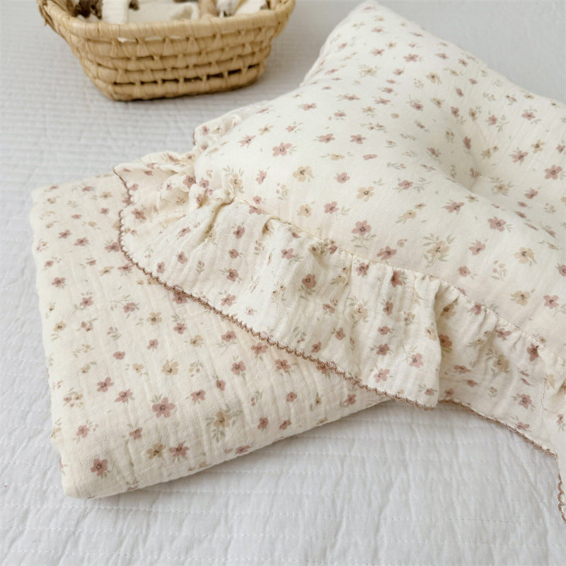 Unisex Musselin-Decke mit zartem Blumendesign und eleganten Rüschen Brehn