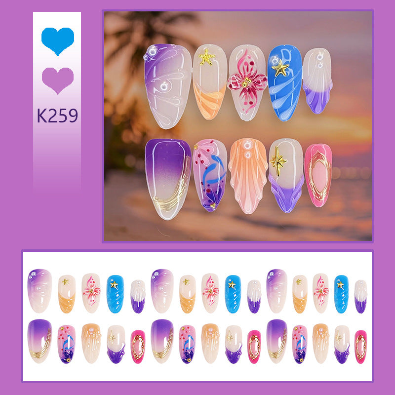 Kreatives Kunstnagel-Set mit floralen und glamourösen Verzierungen Brehn