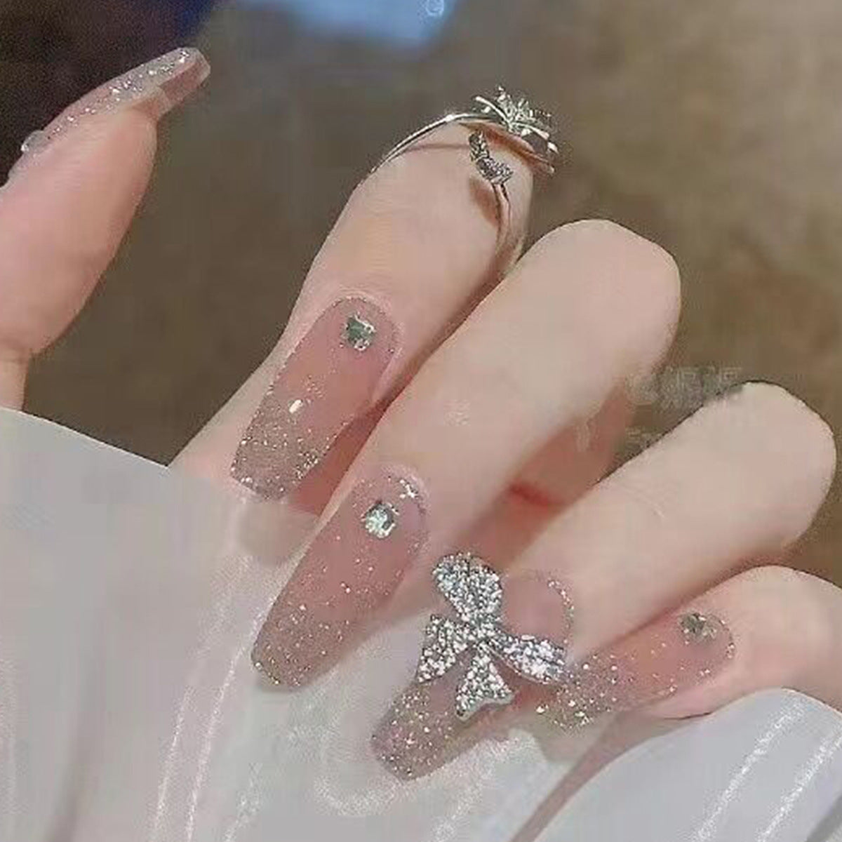 Glamouröse mit Strass veredelte lange Nagelkunstverlängerungen