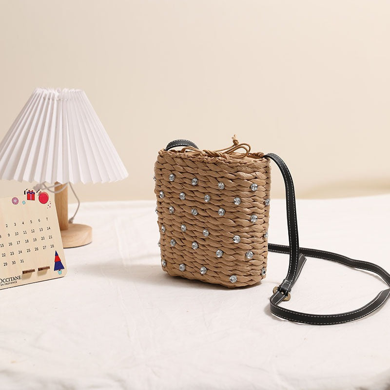 Handtasche Aus Geflochtenem Naturmaterial mit Funkelnden Applikationen Brehn