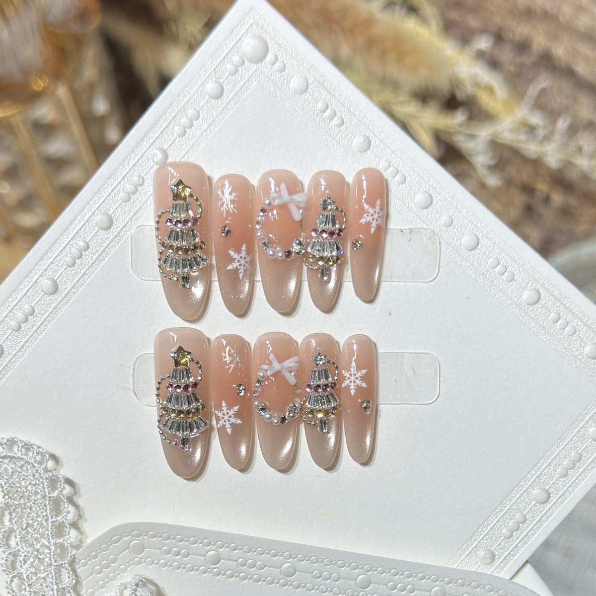Dekoratives Stiletto Press-On Nagelkunst-Set mit Schneeflocken- und Edelsteinakzenten Brehn