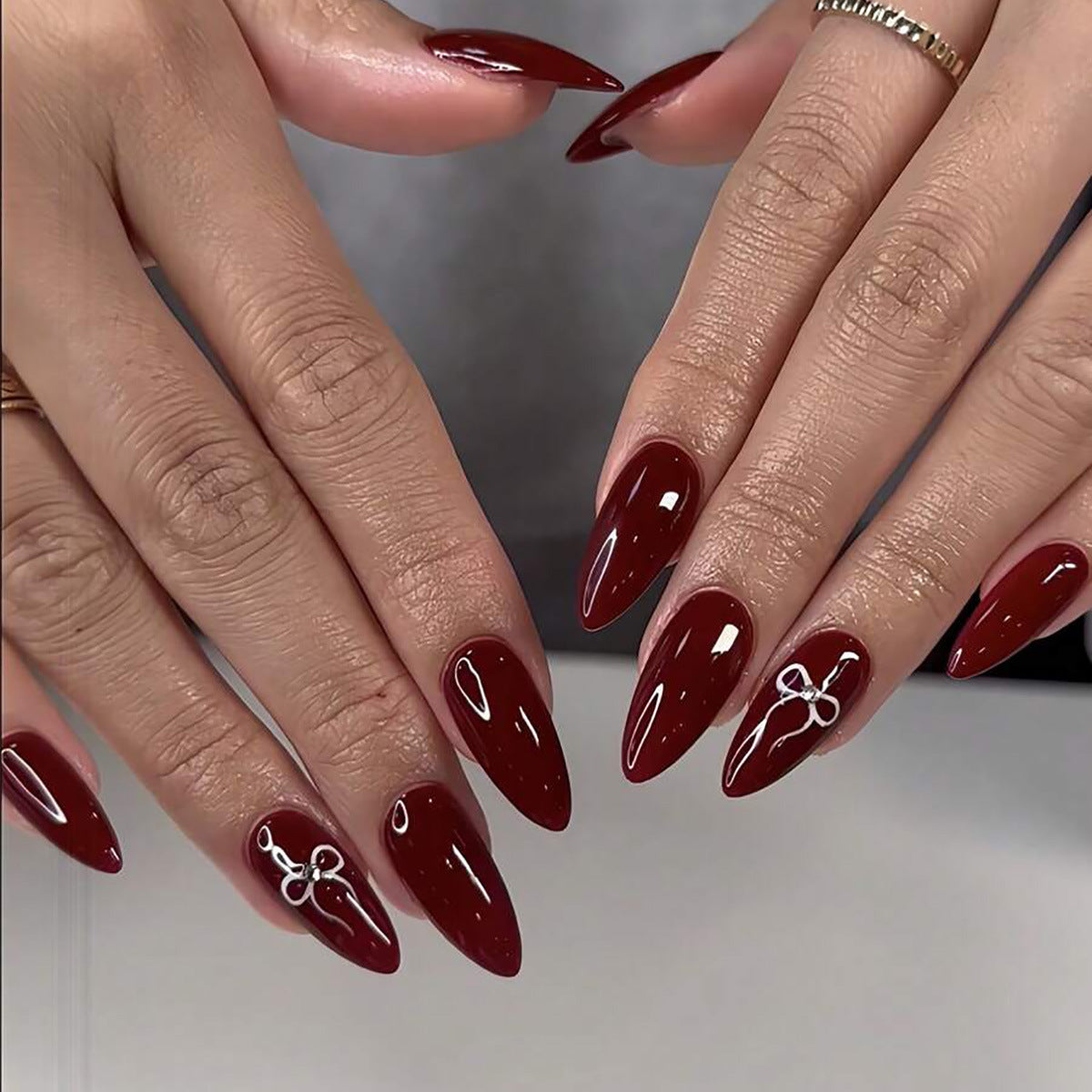 Kunstnagelset mit elegantem Bogen-Design Brehn