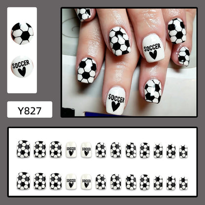 Kreatives Nageldesign mit Fußball-Motiv Brehn