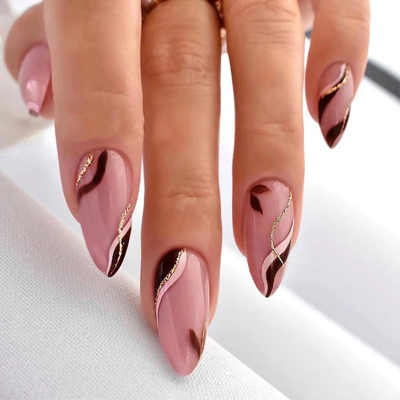 Kunstvolle Nagelverzierung mit Goldakzenten Brehn