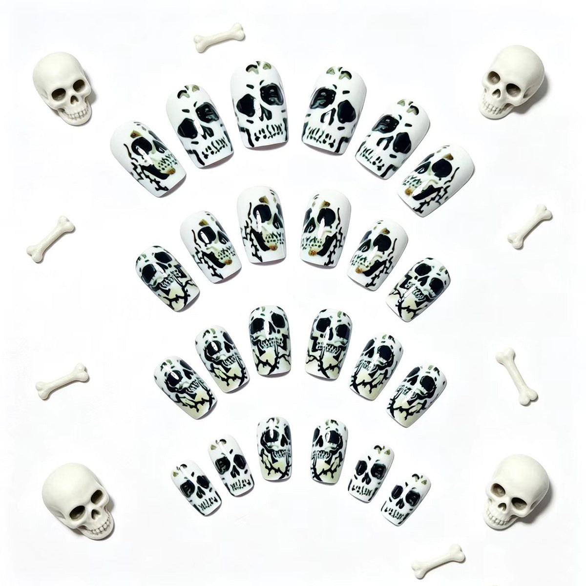 Kreative Kunstnägel mit Detailverliebt Gestaltetem Totenkopf-Design Brehn