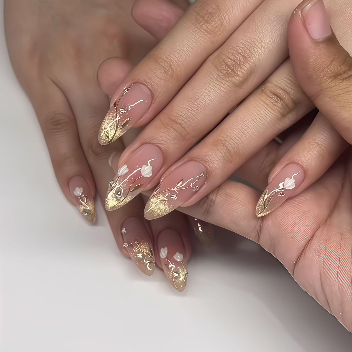 Elegante Stiletto Press-On Nagelkunstset mit Blumenakzenten Brehn
