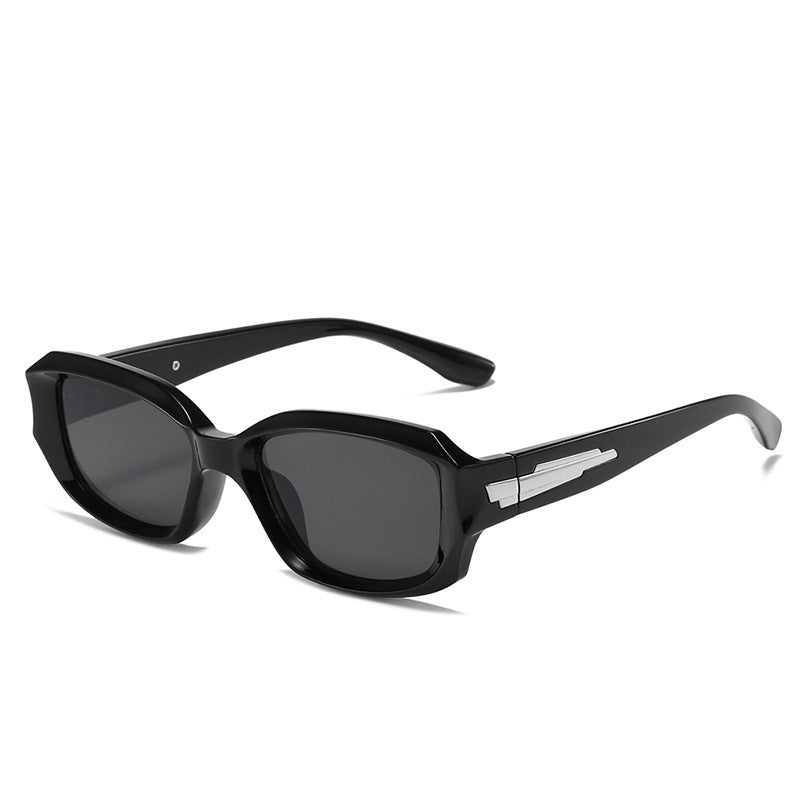 Retro-inspirierte winkelförmige Sonnenbrille mit einzigartigen dekorativen Details Brehn