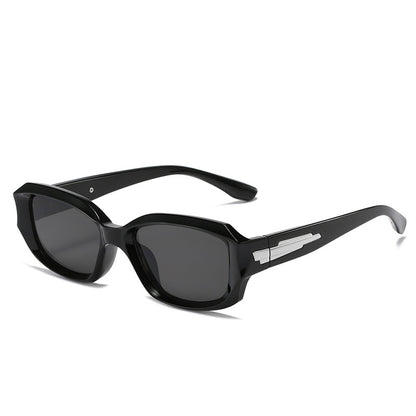 Retro-inspirierte winkelförmige Sonnenbrille mit einzigartigen dekorativen Details Brehn