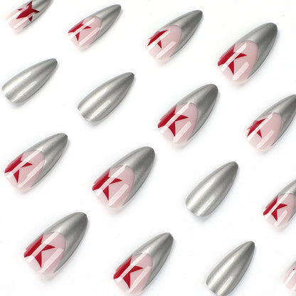 Kunstvolle Stiletto-Nägel mit Silber- und Sternenmotiven Brehn
