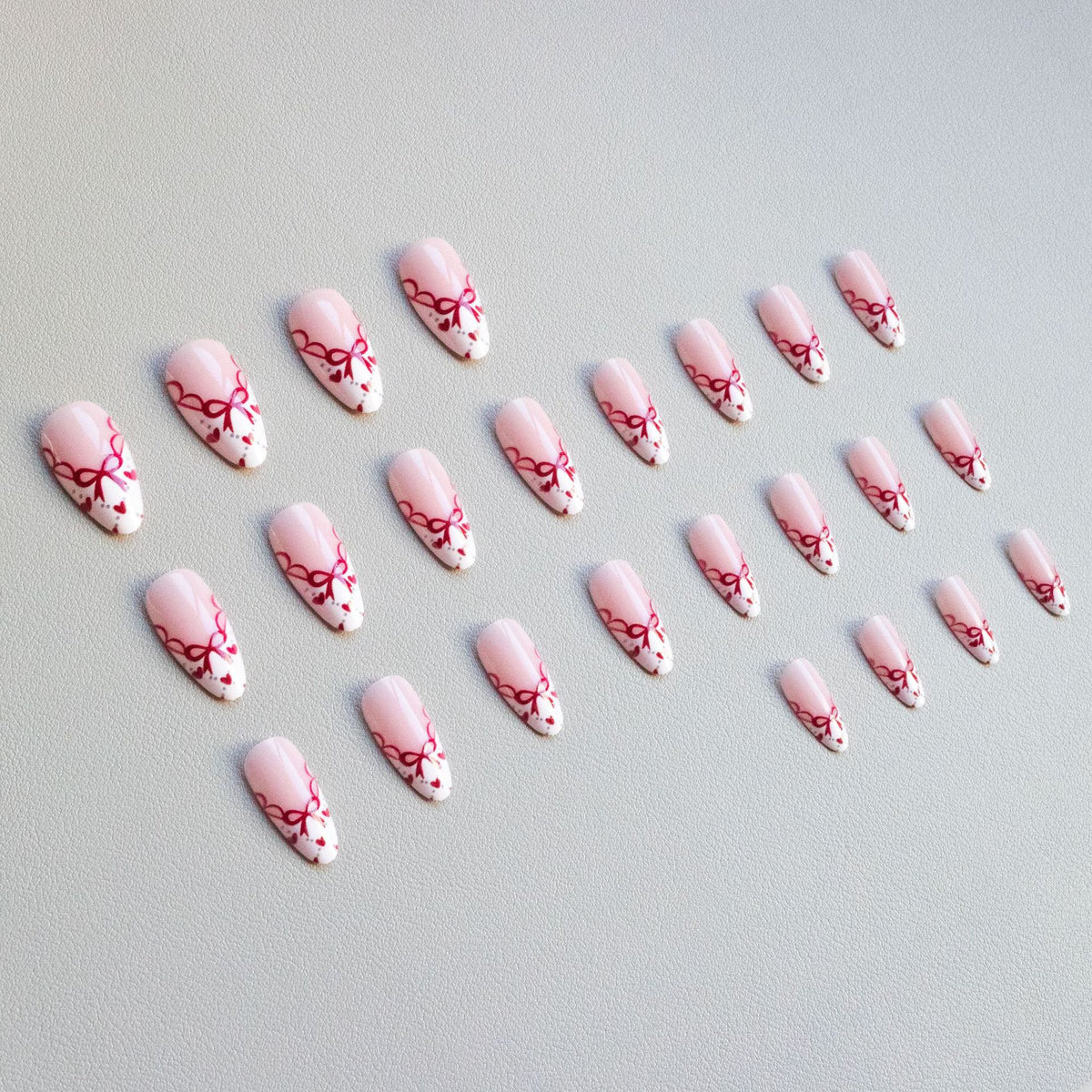 Künstlerisches Herzmotiv Nagelkunst