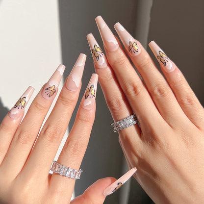 Nagelkunst mit Herz- und Lippenmotiven Brehn