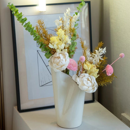 Elegante getrocknete Blumenarrangement in zeitgenössischer Vase