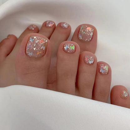Kunstvolle Fußnagelkunst mit Glitzer und Schmetterlingsmotiven Brehn