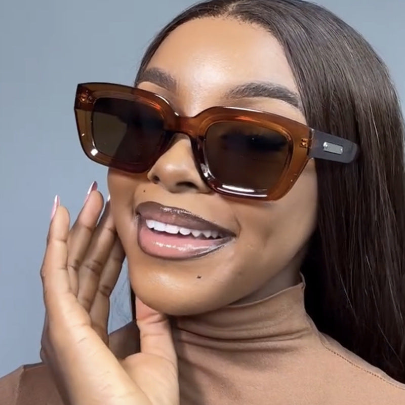 Damen quadratische Sonnenbrille mit transparentem Rahmen und braunen Gläsern Brehn