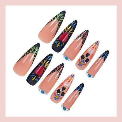 Kunstnagelset mit kreativen und bunten Musterdesigns Brehn