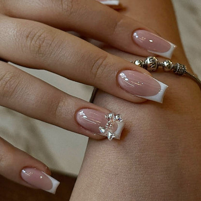 Kunstnagelset mit luxuriösen French-Tipps und eleganten Schmuckverzierungen Brehn