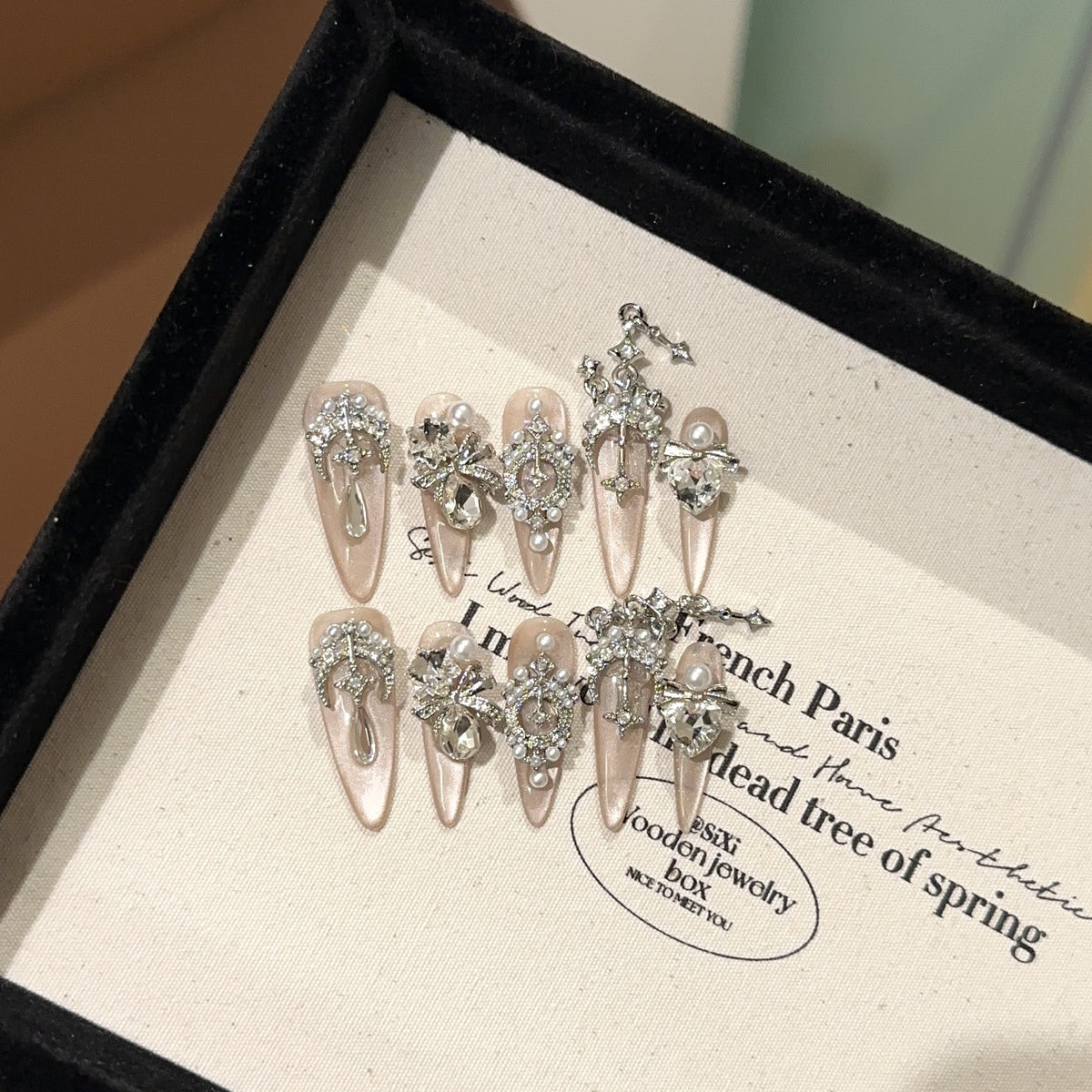 Elegantes, mit Strass verziertes Press-On Nail Set