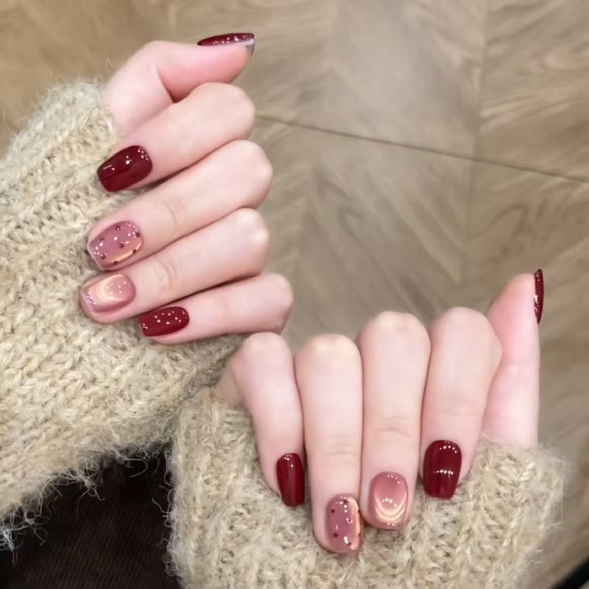 Künstlerische Nagelverlängerungen mit dekoren Akzenten