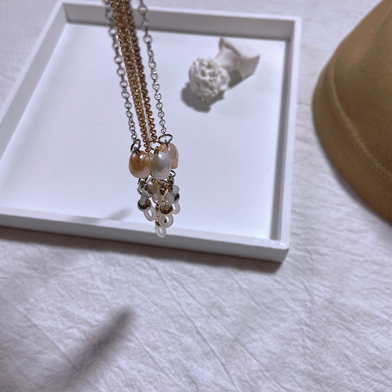 Elegante Schmuckhalterkette mit Perlen- und Goldakzenten Brehn