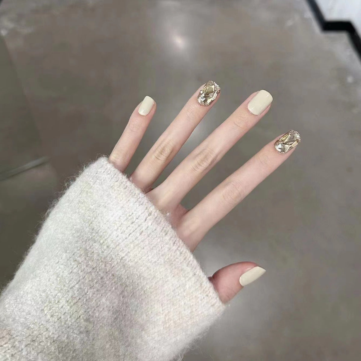 Kunstvolle Nail Art mit Glitzer-Akzenten Brehn