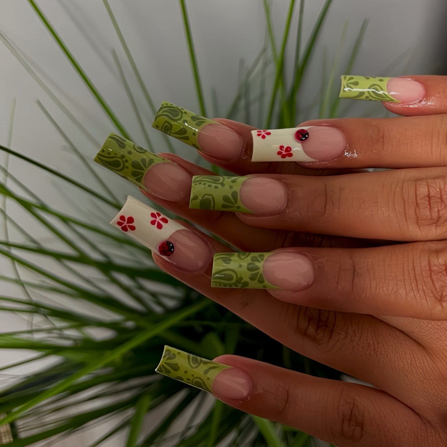 Blumenmuster Press-On Nagelkunst Brehn