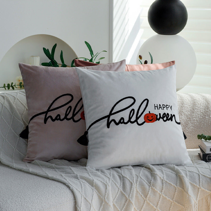 Quadratischer dekorativer Kissenbezug mit besticktem Happy‑Halloween‑Schriftzug, Kürbis‑Applikation und Quasten Brehn