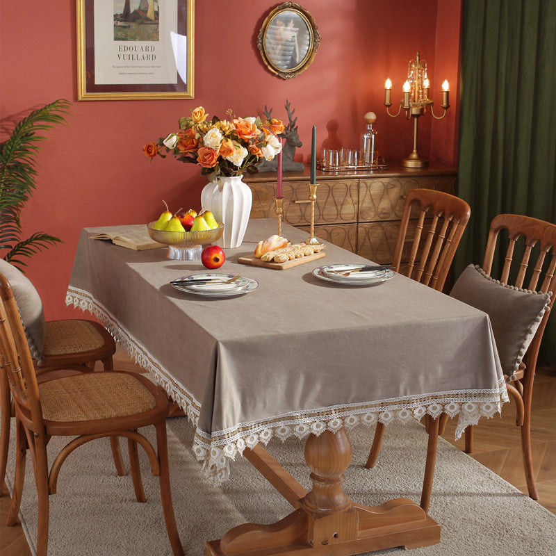 Elegante Tischdecke mit Spitzenrand