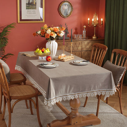 Elegante Tischdecke mit Spitzenrand